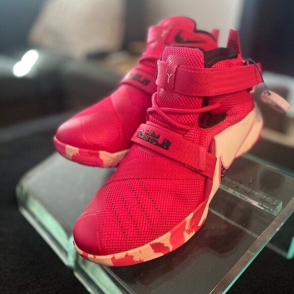 Nike LeBron Zoom Soldier 9 Think Pink Youth 776471-601 -Size 7Y - Picture 1 of 9